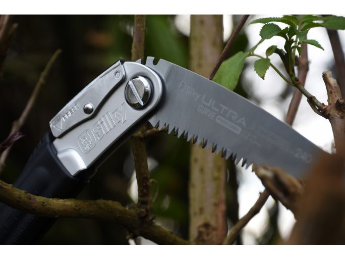 Silky Ultra Accel Curve 240-7.5 hajlított fűrész ívelt pengével, nagy gumi markolattal, fej fölötti munkához